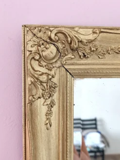 Miroir ancien doré richement sculpté