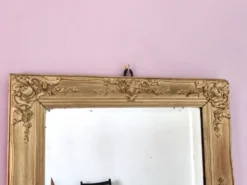 Miroir ancien doré richement sculpté