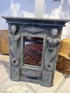 Miroir ancien en ardoise sculptée à cariatides – XIXᵉ siècle