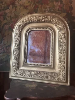 Miroir ancien en bois et stuc doré à décor de vigne – fin XIXe siècle