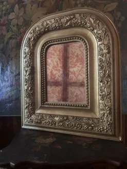 Miroir ancien en bois et stuc doré à décor de vigne – fin XIXe siècle