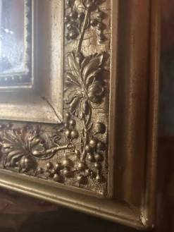 Miroir ancien en bois et stuc doré à décor de vigne – fin XIXe siècle