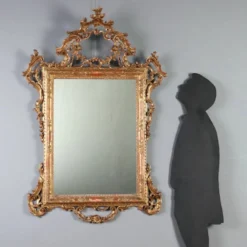 Miroir ancien en bois sculpté et doré, Italie, début XXe siècle