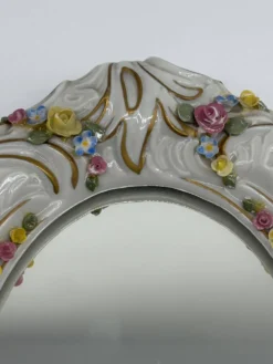 Miroir ancien en porcelaine de Dresde à fleurs en relief décor rocaille