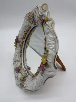 Miroir ancien en porcelaine de Dresde à fleurs en relief décor rocaille