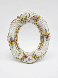 Miroir ancien en porcelaine de Dresde à fleurs en relief décor rocaille