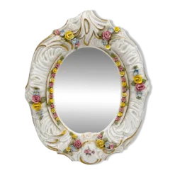 Miroir ancien en porcelaine de Dresde à fleurs en relief décor rocaille