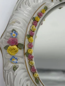 Miroir ancien en porcelaine de Dresde à fleurs en relief décor rocaille