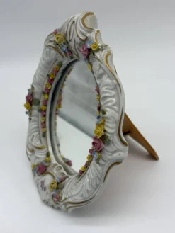 Miroir ancien en porcelaine de Dresde à fleurs en relief décor rocaille