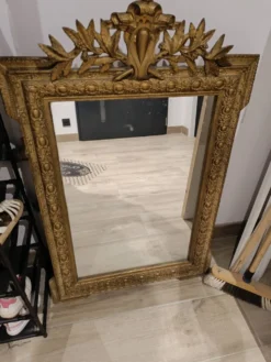 Miroir ancien style Napoléon III à fronton aux lauriers