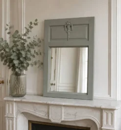 Miroir ancien, trumeau peint en vert de gris.
