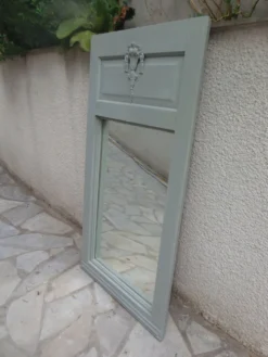 Miroir ancien, trumeau peint en vert de gris.