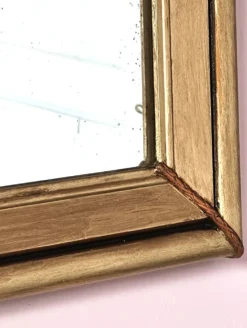 Miroir art déco en bois doré et cintré aux décorations florales