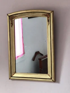 Miroir art déco en bois doré et cintré aux décorations florales