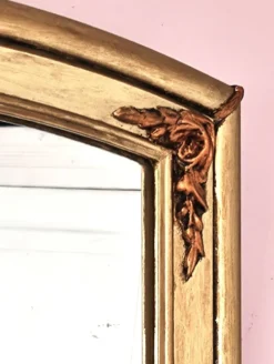 Miroir art déco en bois doré et cintré aux décorations florales