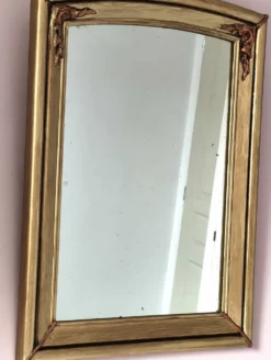 Miroir art déco en bois doré et cintré aux décorations florales