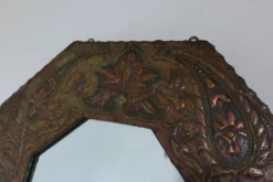 Miroir artisanal biseauté en cuivre repoussé ancien - 54x45cm