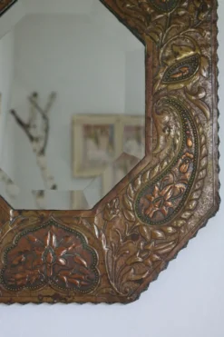 Miroir artisanal biseauté en cuivre repoussé ancien - 54x45cm