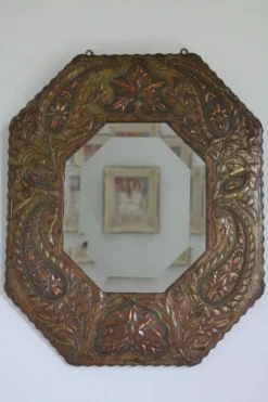 Miroir artisanal biseauté en cuivre repoussé ancien - 54x45cm