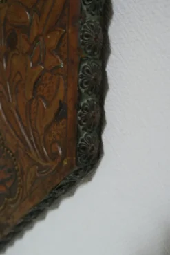 Miroir artisanal biseauté en cuivre repoussé ancien - 54x45cm