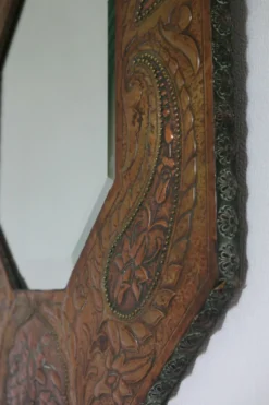 Miroir artisanal biseauté en cuivre repoussé ancien - 54x45cm