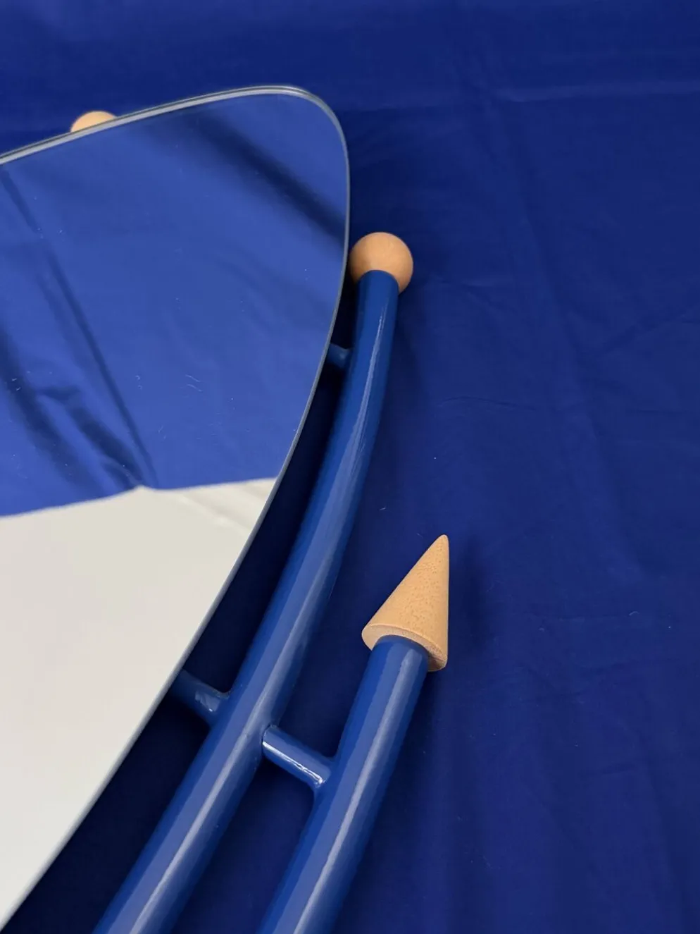 Miroir asymétrique postmoderniste bleu – esprit Memphis, années 1980