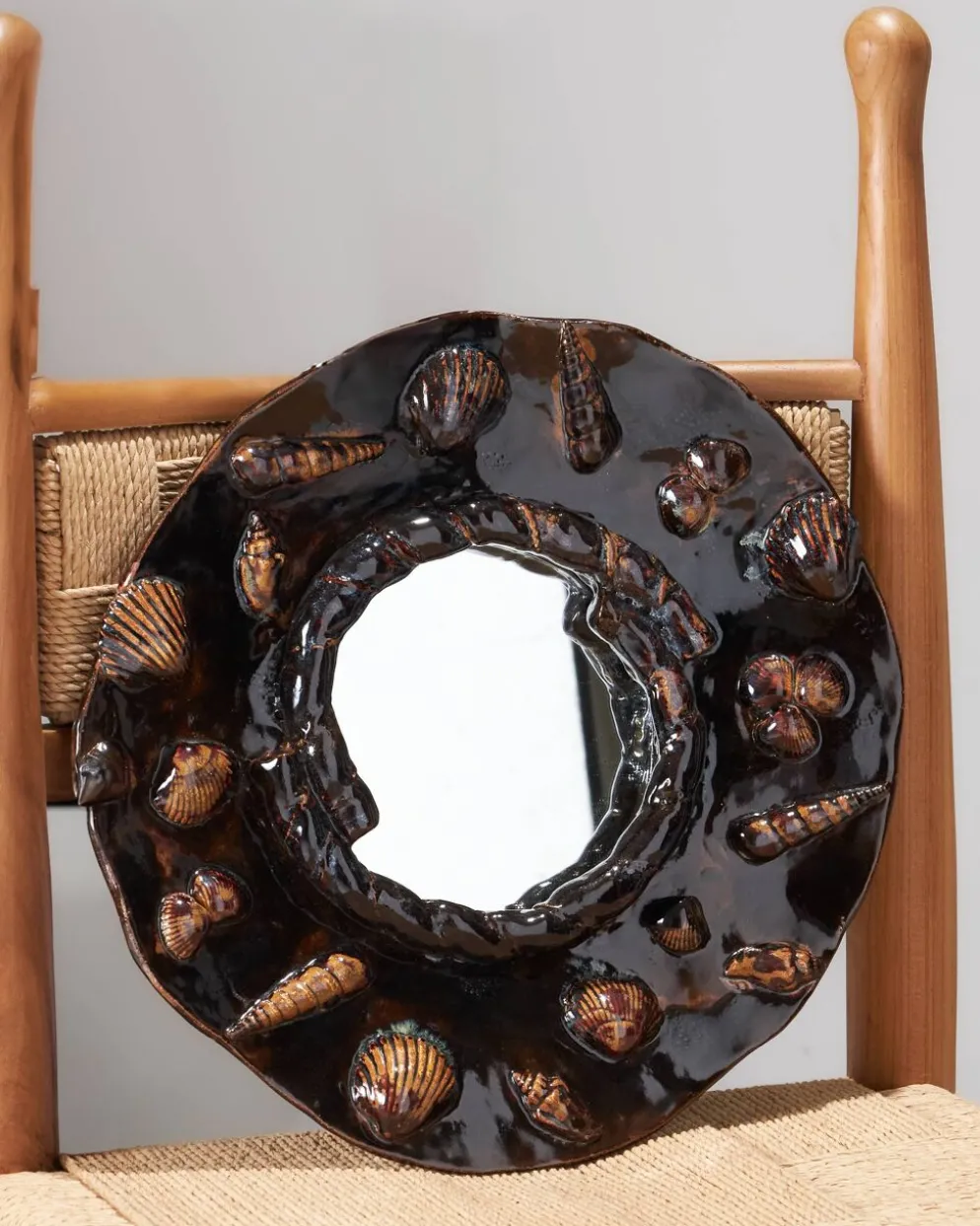 Miroir aux coquillages en grès émaillé