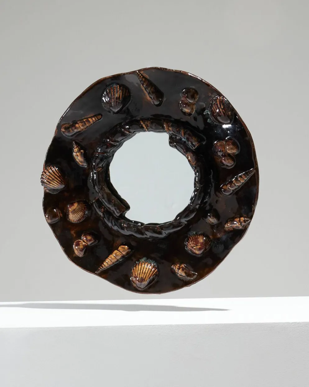 Miroir aux coquillages en grès émaillé