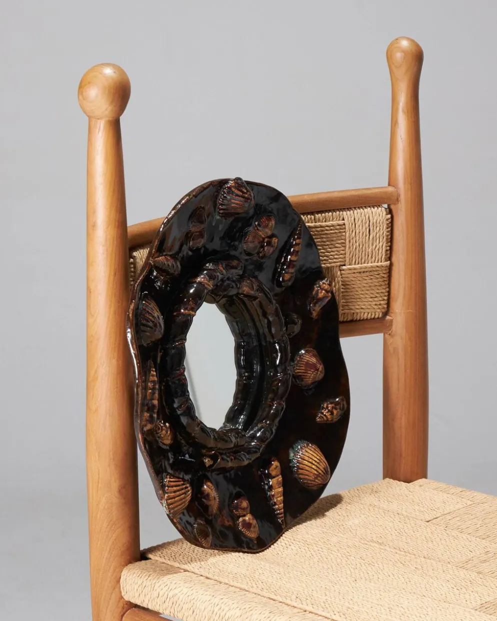Miroir aux coquillages en grès émaillé