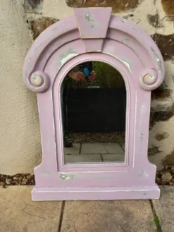 Miroir avec encadrement en bois