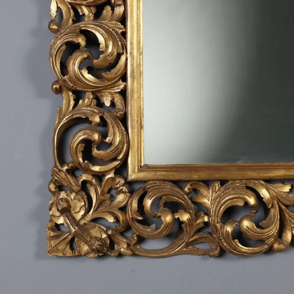 Miroir baroque ancien en bois sculpté et doré, Italie, XXe siècle