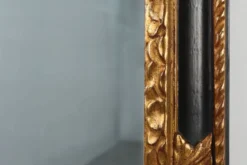 Miroir baroque en bois noir et doré sculpté, France années 1850.