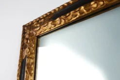Miroir baroque en bois noir et doré sculpté, France années 1850.