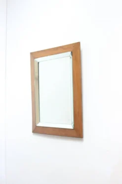 Miroir biseauté Art déco dans un cadre en chêne, années 1940.