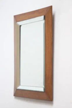 Miroir biseauté Art déco dans un cadre en chêne, années 1940.