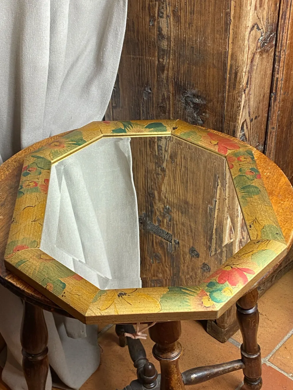 Miroir biseauté, de forme octogonale, en bois