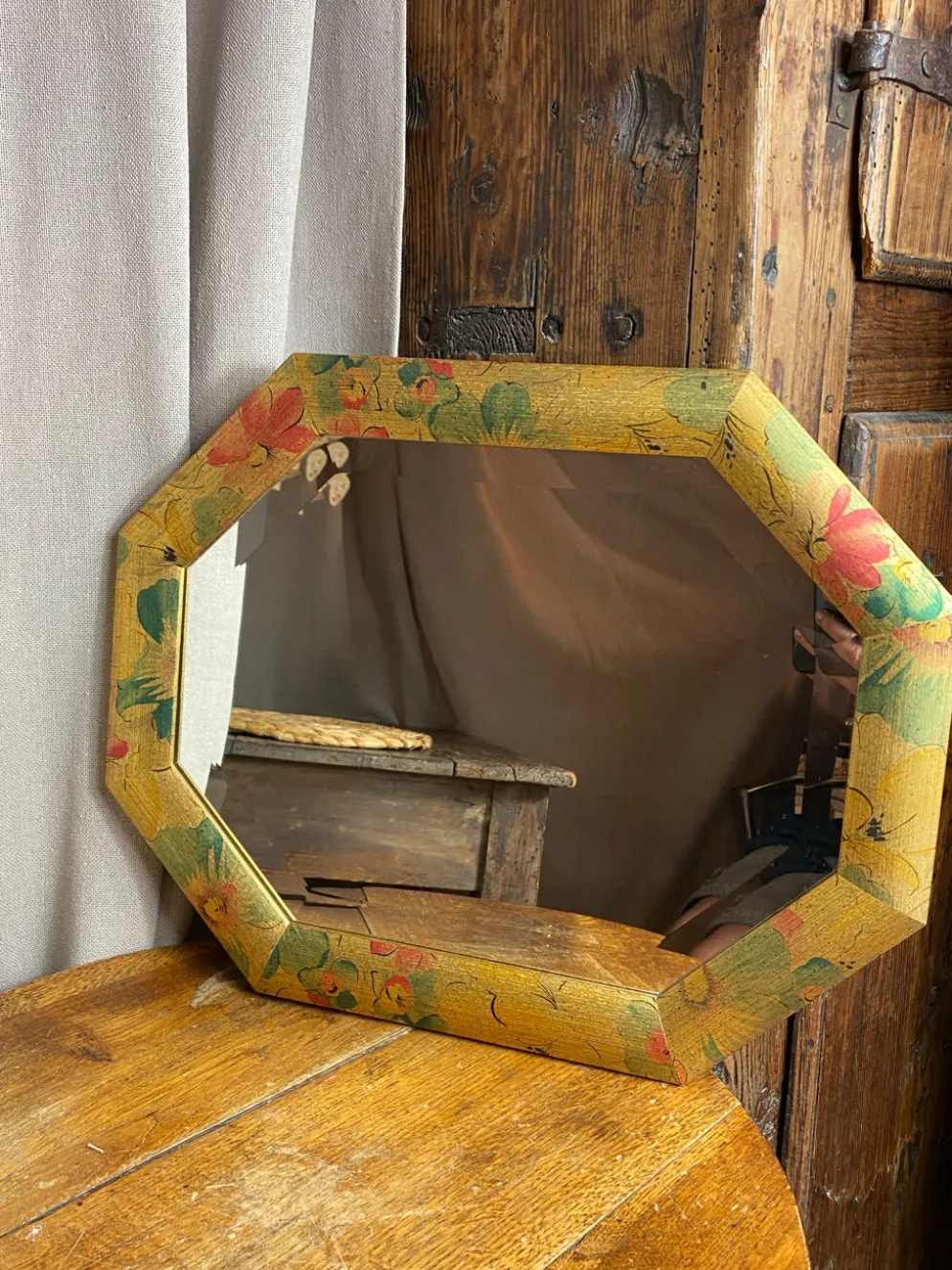 Miroir biseauté, de forme octogonale, en bois