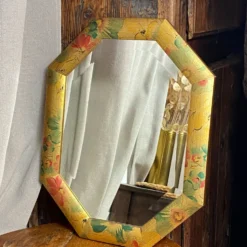 Miroir biseauté, de forme octogonale, en bois