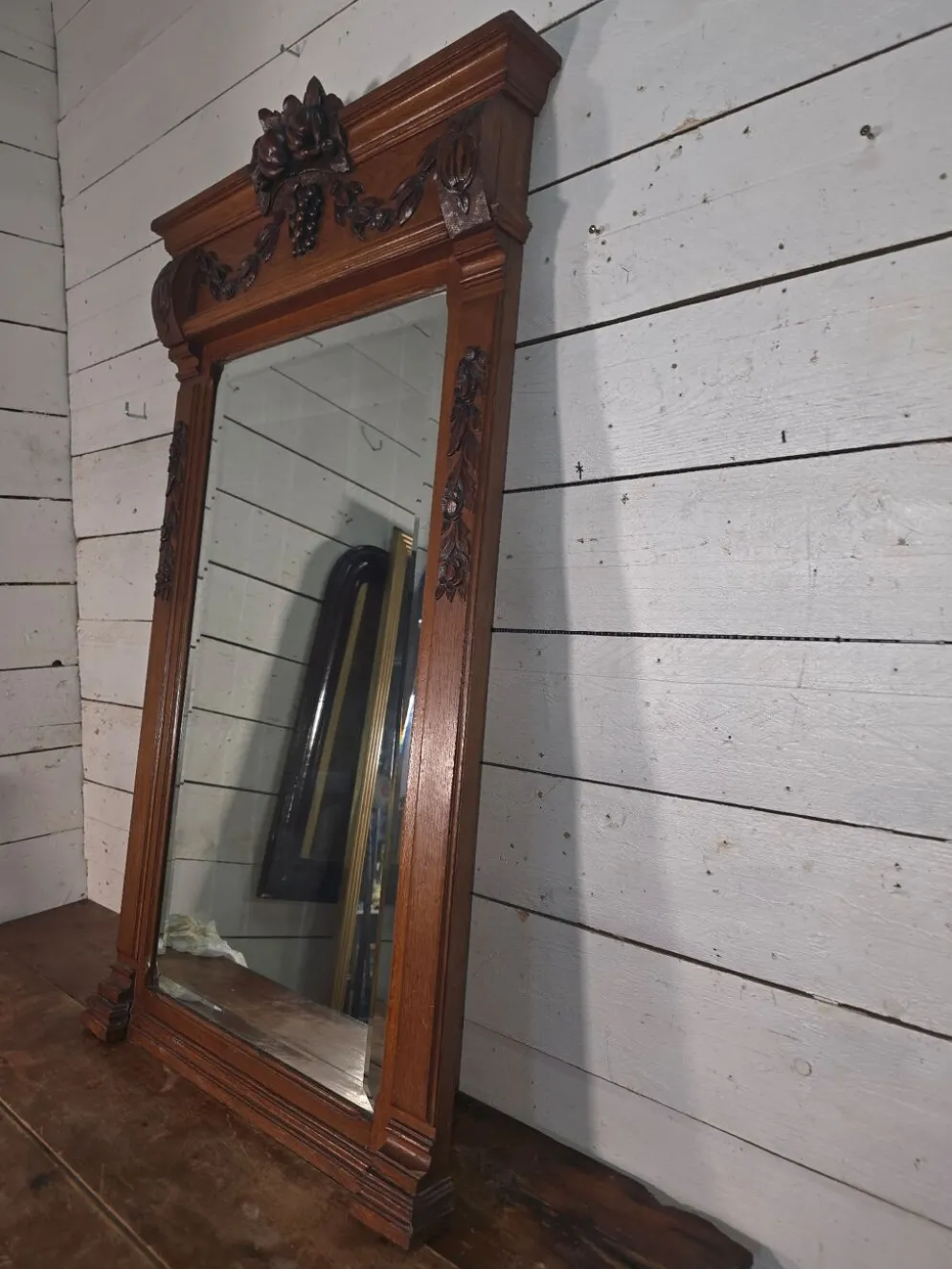Miroir biseauté en bois sculpté