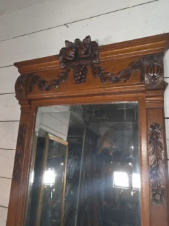 Miroir biseauté en bois sculpté