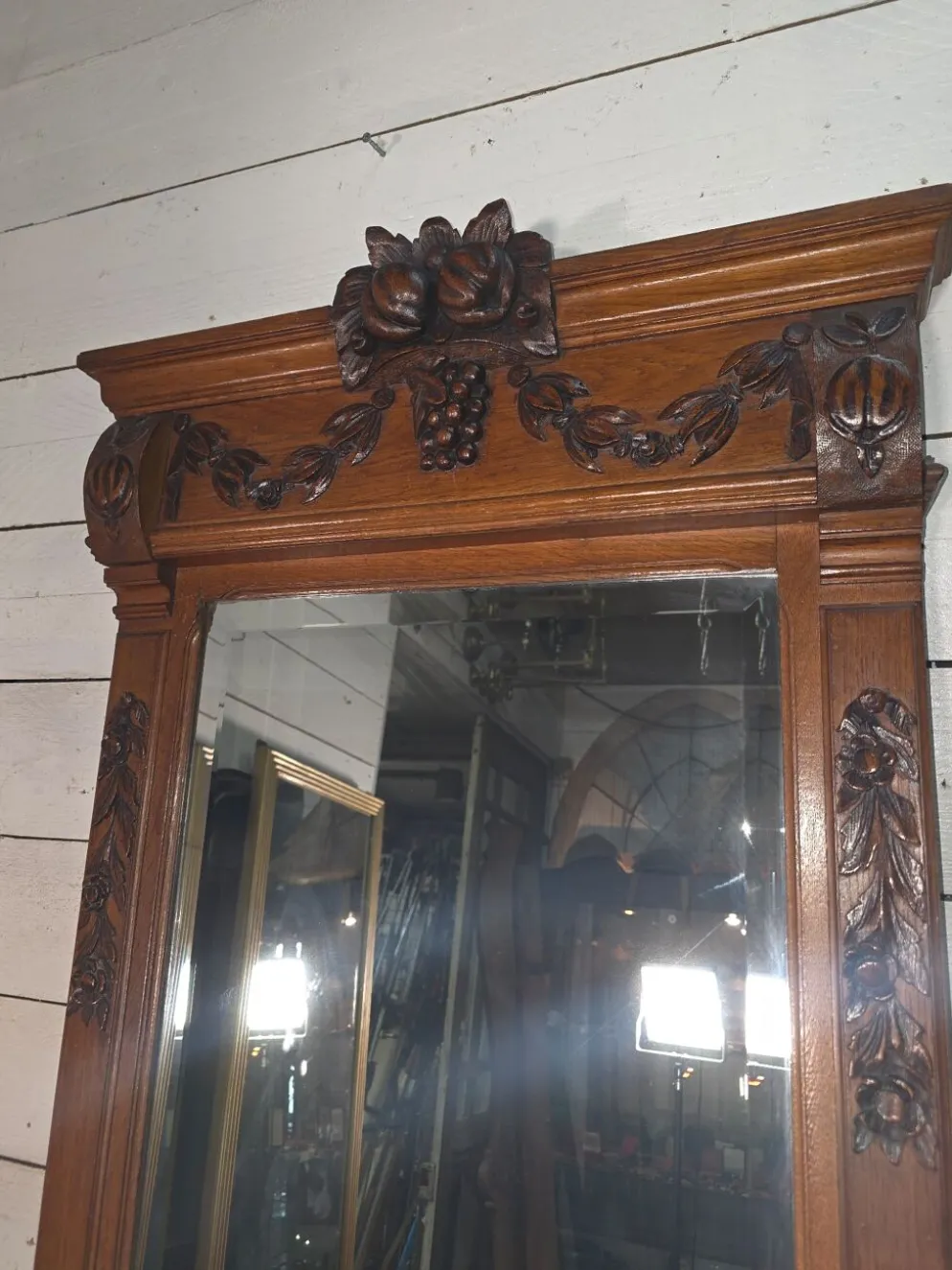 Miroir biseauté en bois sculpté