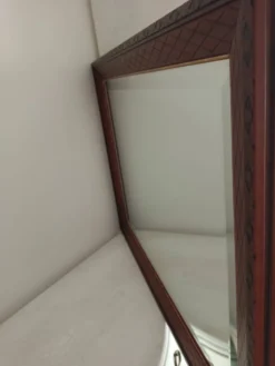 Miroir biseauté en bois sculpté et contour doré