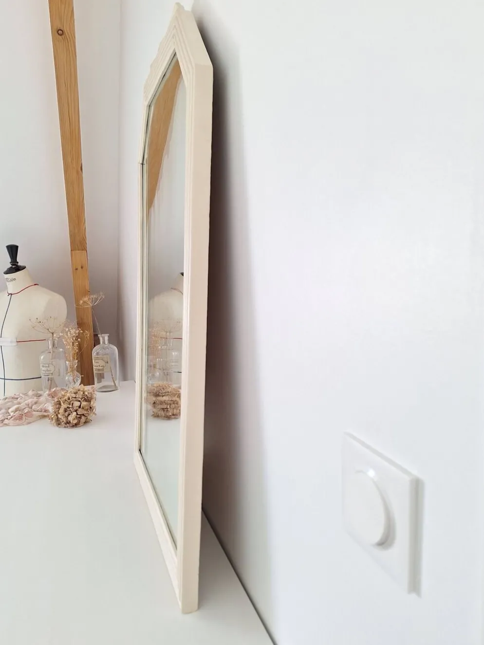 Miroir biseauté et mouluré beige