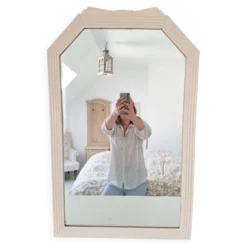 Miroir biseauté et mouluré beige
