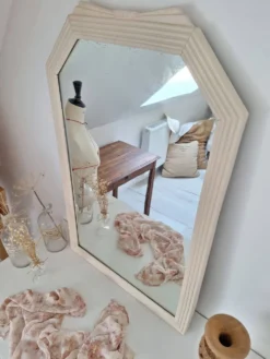 Miroir biseauté et mouluré beige
