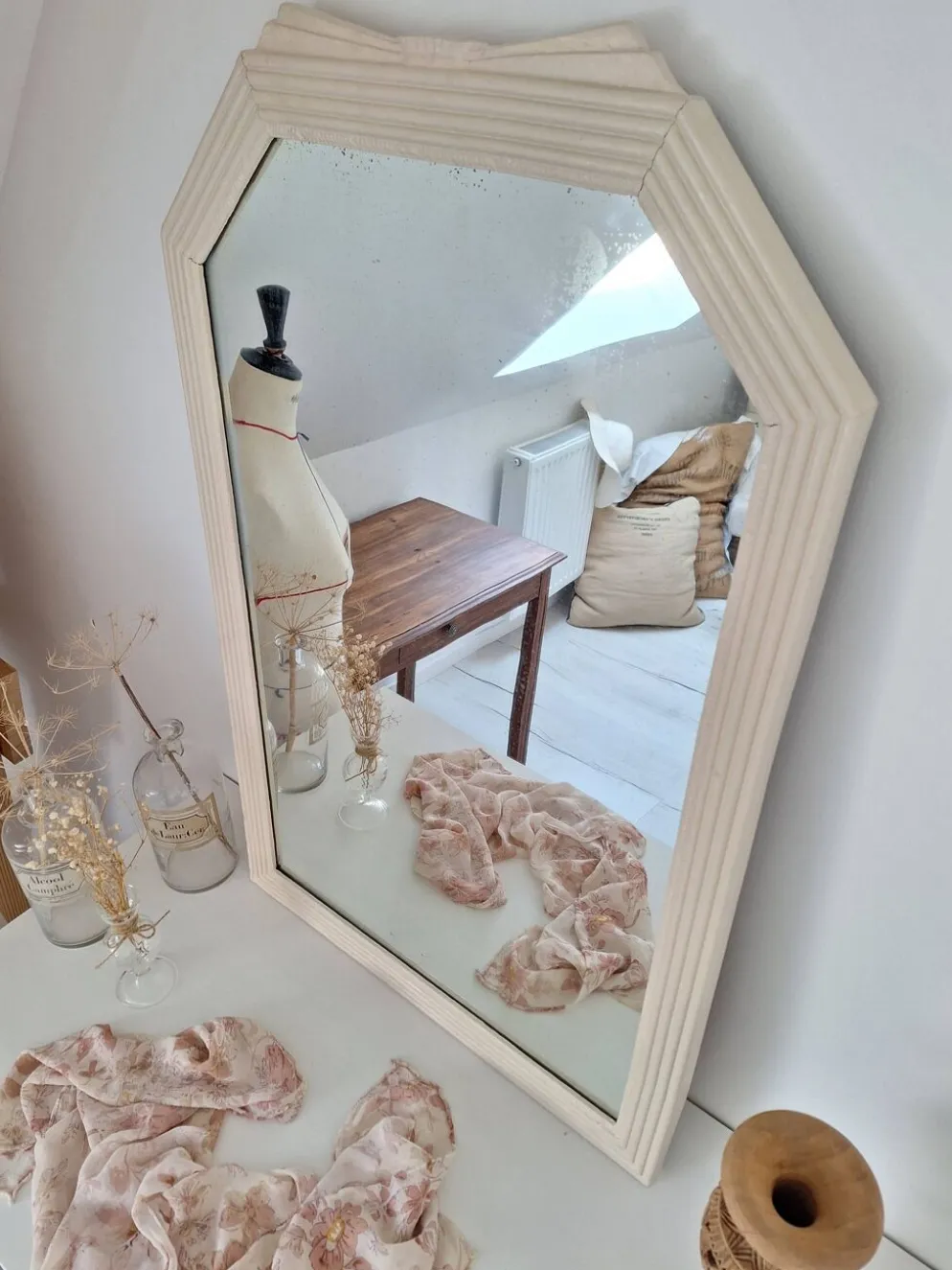 Miroir biseauté et mouluré beige