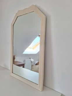 Miroir biseauté et mouluré beige
