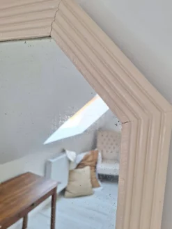 Miroir biseauté et mouluré beige