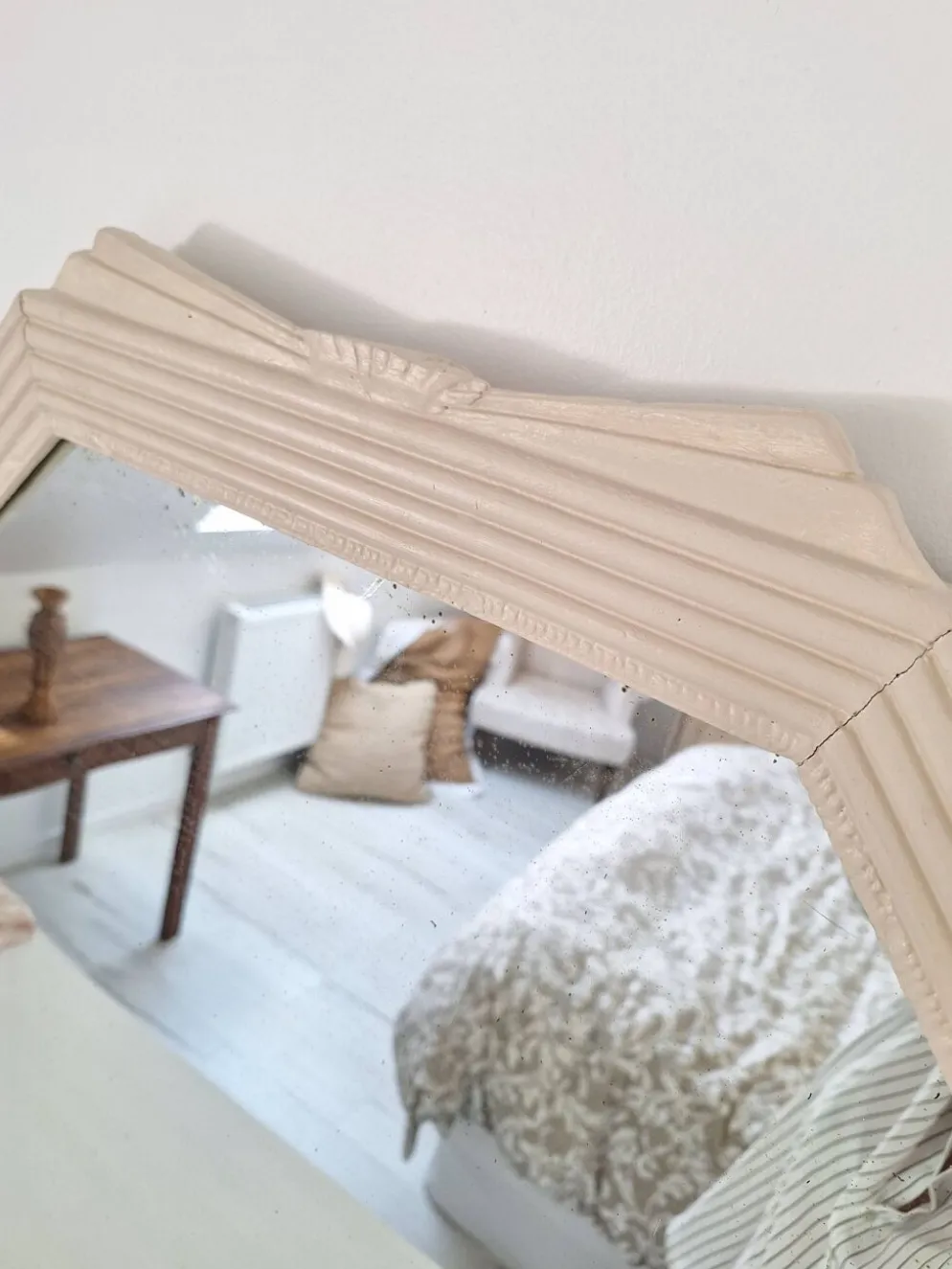 Miroir biseauté et mouluré beige