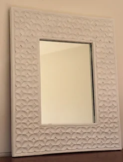 Miroir blanc aux fleurs sculptées
